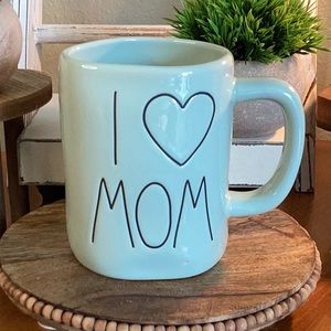 Rae Dunn I ❤️MOM mug